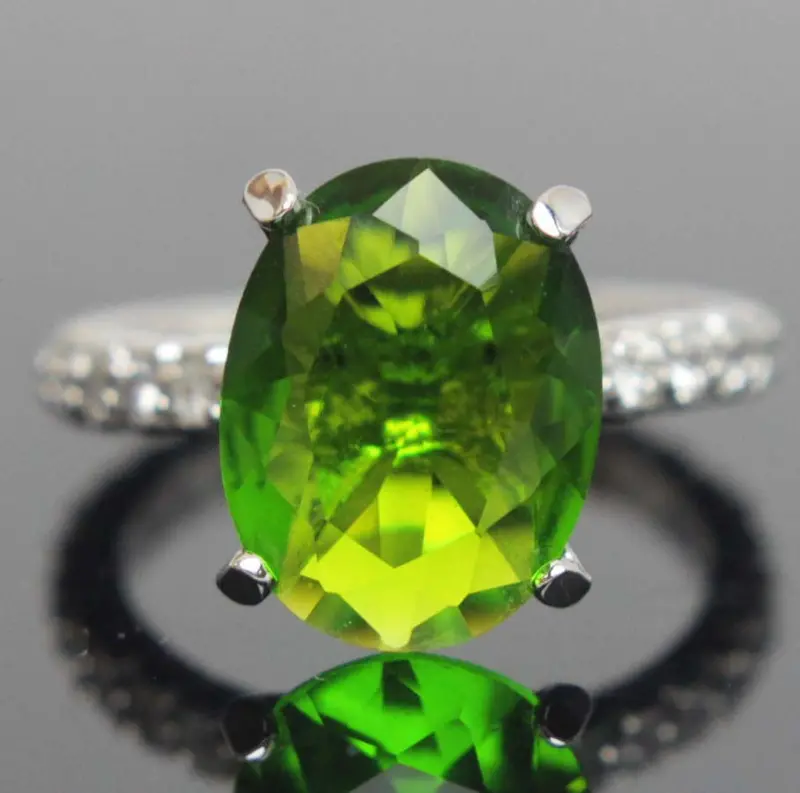 Green Peridot Cubic Zirconia Sterling Silver Ring – Size 6 1