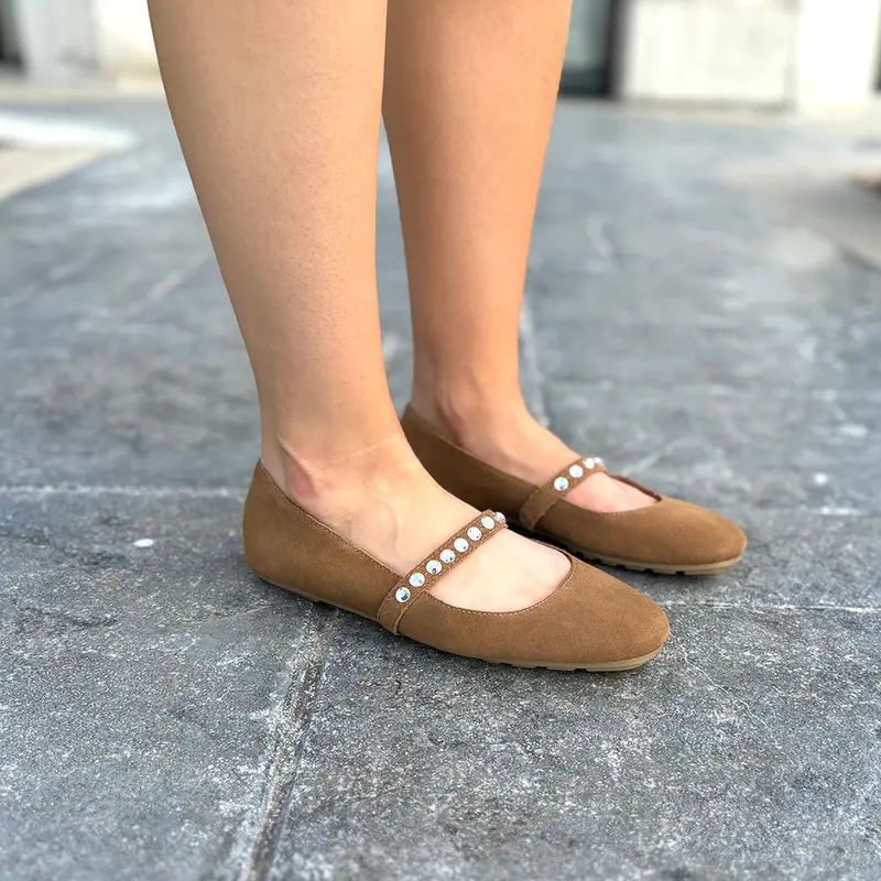 Mia Karolin Low-Heel Flat In Tan 1