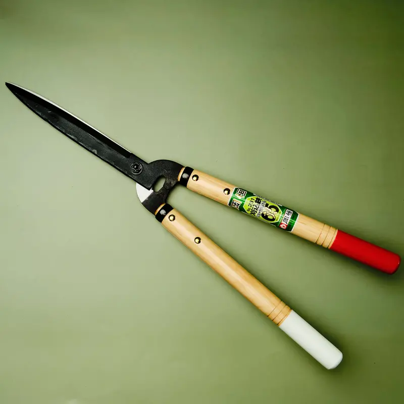 Okatsune Long-Blade Hedge Shears With Compact Handles 1