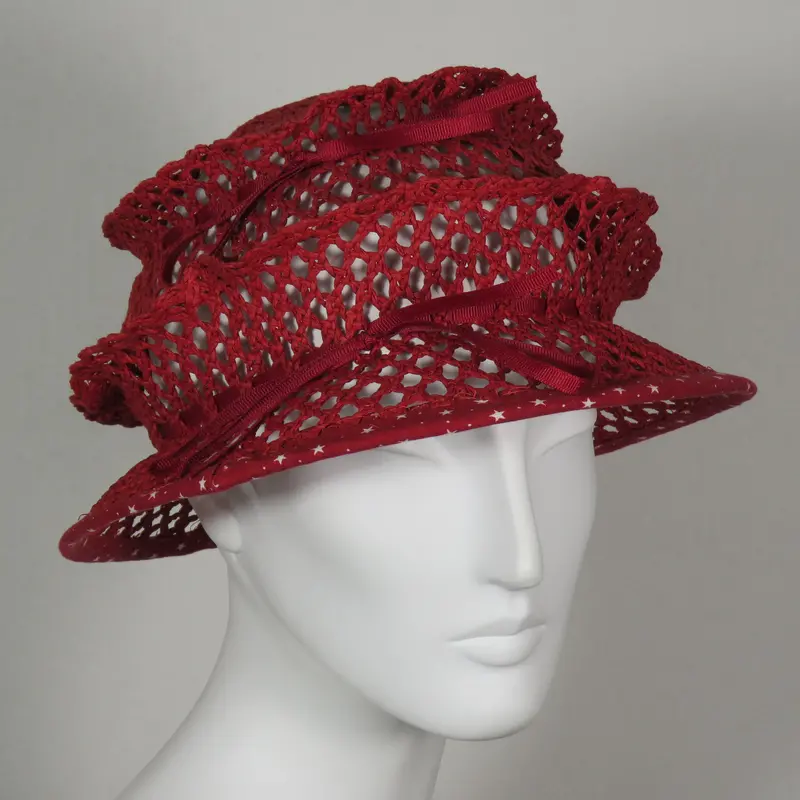 Red Frizbi Pop-Up Potholder With Star-Patterned Edge 1