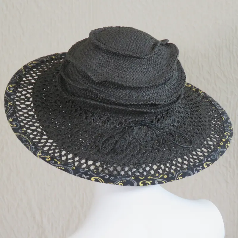 Wired Black Potholder With Contrasting Edge Trim 1